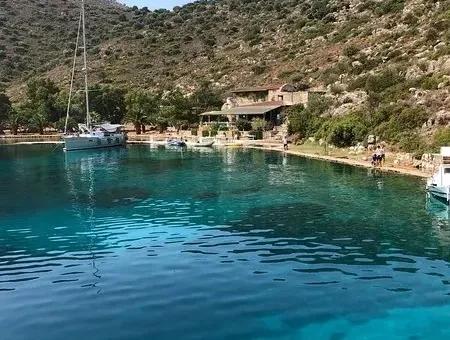 Gebaut Auf Einem Grundstück Von 7000 M2, Das Yacht Club Hotel ,Yacht Zum Verkauf Durch Die Lage Am Meer