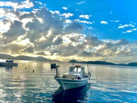 Einfamilienhaus Zum Verkauf Auf Einem 2000M2 Großen Grundstück Am Meer Im Viertel Marmaris Söğüt. Geeignet Zum Festbinden Eines Bootes Davor.