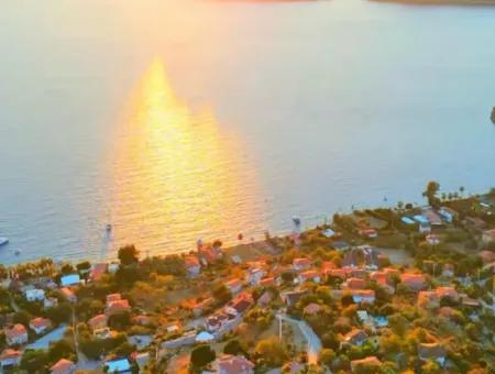 Einfamilienhaus Zum Verkauf Auf Einem 2000M2 Großen Grundstück Am Meer Im Viertel Marmaris Söğüt. Geeignet Zum Festbinden Eines Bootes Davor.