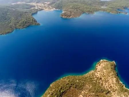 Die Zum Verkauf Stehende Insel Im Golf Von Gökova Im Bezirk Marmaris Hat Eine Grundstücksfläche Von 365000M2 Und Es Befindet Sich Ein Eingetragenes Haus Darin.